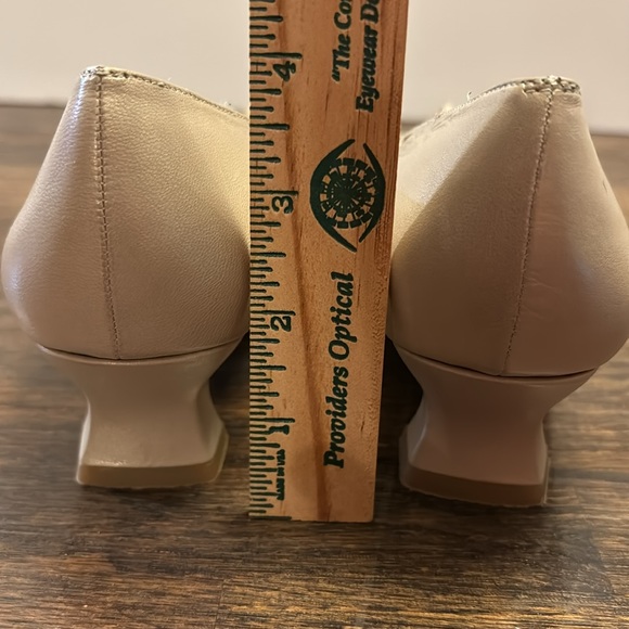 Stuart Weitzman Pearl Ivory Pumps - Size 9.5N - Picture 3 of 9
